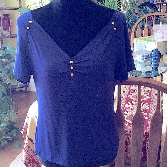 Stylish stretchy blouse with gold divot neckline❣️ - Picture 3 of 4